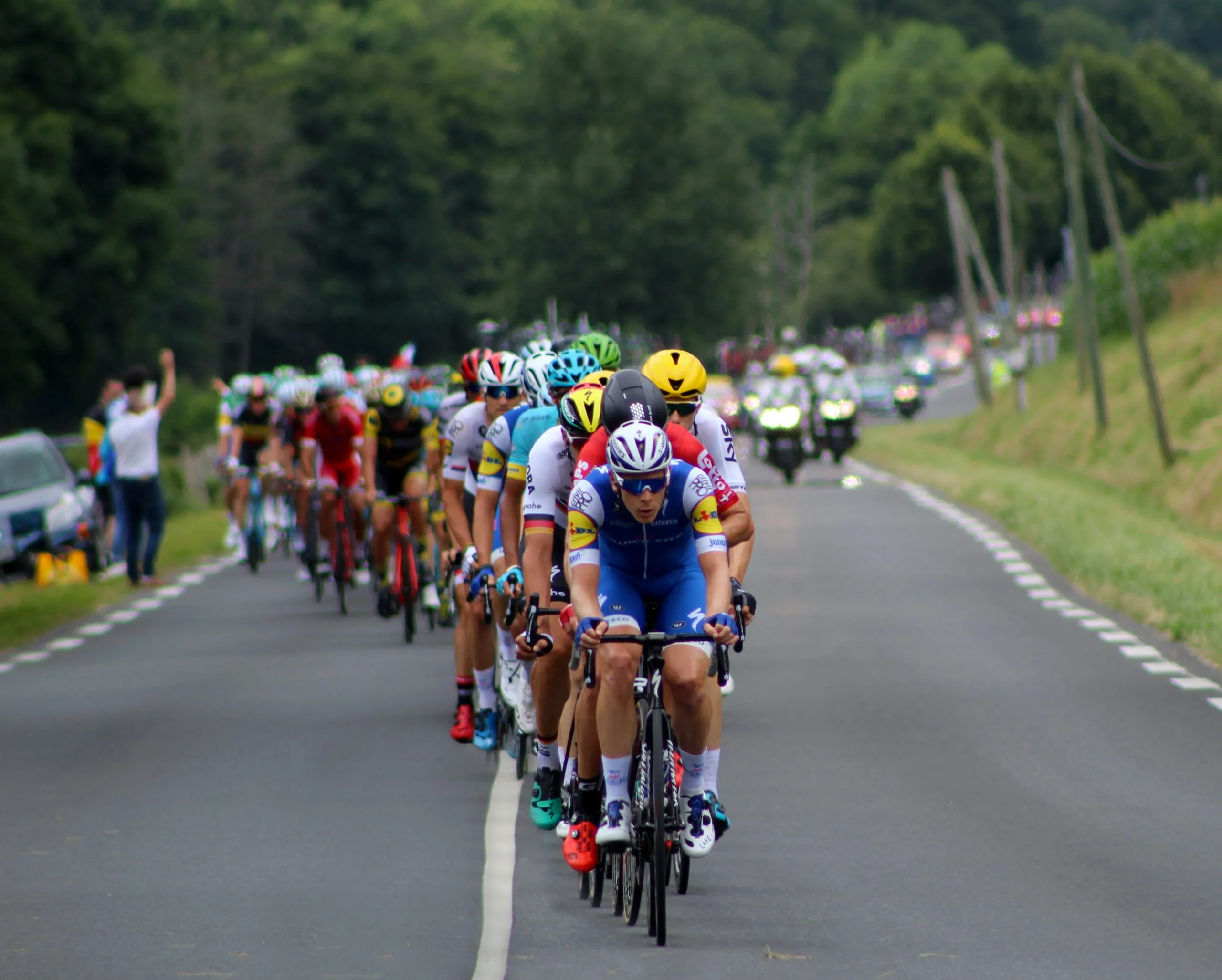 rob-wingate-IlUqSRJYp8c-unsplash cyclists on the road